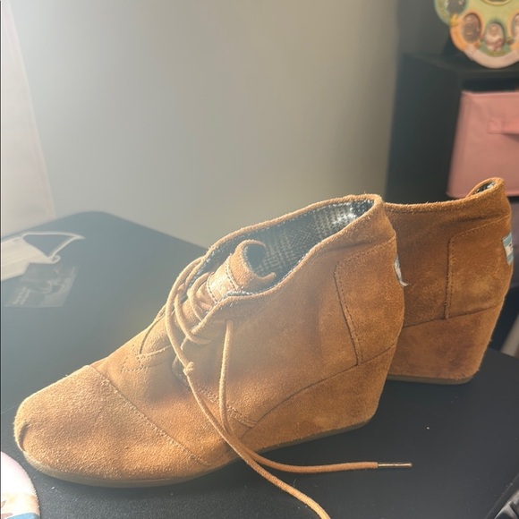 Toms Tan Wedge Shoes with Suede Finish - Picture 2 of 7